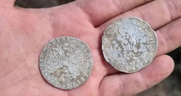کشف گنجینه با ارزش ۳۰۰ ساله آن هم به کمک فلزیاب